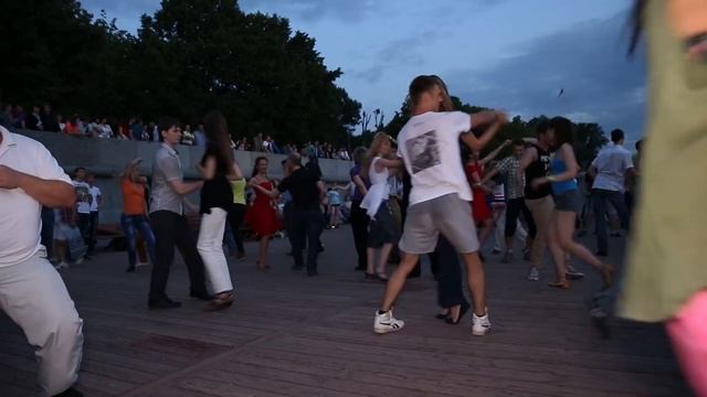 Шикарные опрокидывания в Парке Горького смотреть онлайн