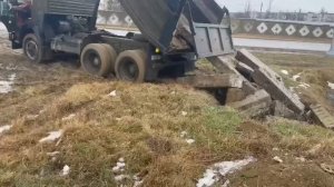 КАМАЗ 55111 выгрузка ФБС в яму