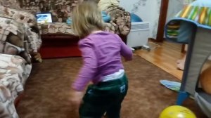 Дочка прыгает на мяче