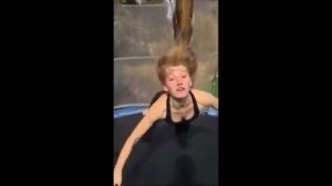 Описалась прыгая на батуте