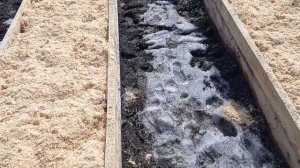 Заполняю высокие грядки свежими опилками  и другой органикой!23.04.23г.