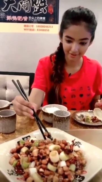 Anushka sen eating Chinese food🍲🍲🥡 in China 🇨🇳... смотреть онлайн