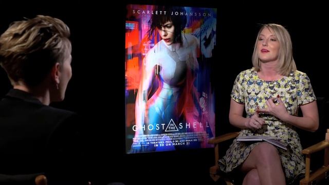 Scarlett Johansson picks what?! смотреть онлайн