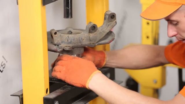 Så byter du främre hjullager på AUDI 80 B4 [GUIDE] смотреть онлайн