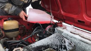 ЗАПУСК ВАЗ 2107 ПОСЛЕ ПРОСТОЯ ВЫКАПАЛИ ЖИГУЛИ ИЗ СУГРОБА #ваз #2107 #жига #