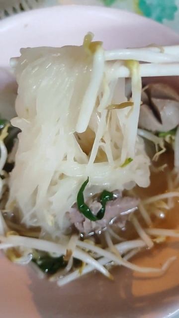 🥢ПИТАТЬСЯ КАК МЕСТНЫЙ В ТАЕ🌴Это значит, есть рисовую лапшу с горячим бульоном за 50 бат^^ смотреть онлайн