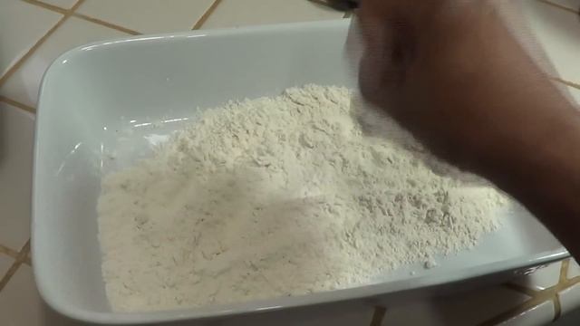 Pescado frito con tostones, arroz blanco y salsa смотреть онлайн