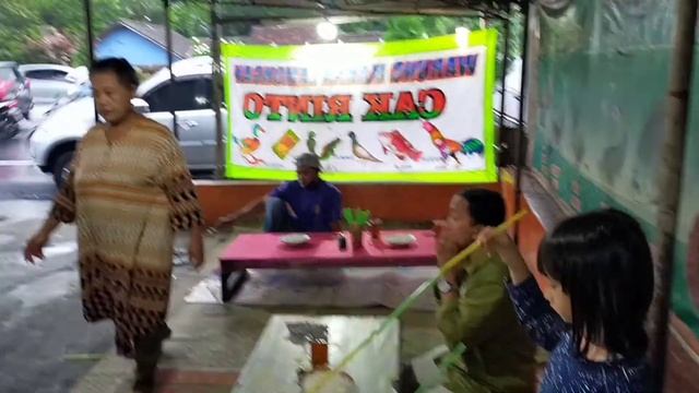 HUJAN-HUJAN ENAKNYA MAKAN PECEL LELE  SAMBELNYA PUEEDESS  BIKIN NAGIIH !!!