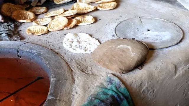 Индийская уличная еда - Традиционная Выпечка Хлеба Шринагар Кашмир Индия смотреть онлайн