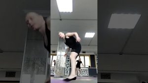 Прыжки конькобежца. Укрепляют ягодичные мышцы и мышцы наружной стороны бедра. Фитнес. Аэробика. Ног