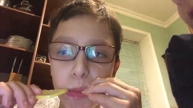 Едим Лимон с каменным лицом! смотреть онлайн