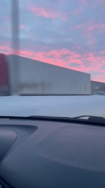 Розовый закат в январе #закат #зима #небо #машина #shorts смотреть онлайн