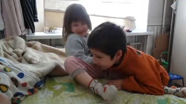 Внук и внучка без конца балуются