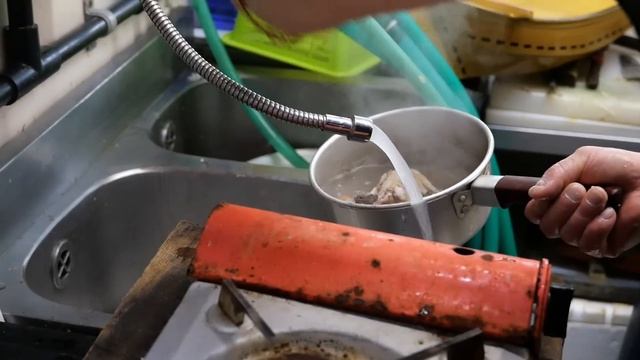 Японская уличная еда - Гигантская Рыба-Камень Окинава морепродукты Япония смотреть онлайн