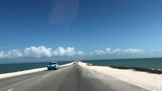 Pedraplén Carretera Cruza 20 km por Mar a Cayos Guillermo Coco Jardines del Rey Cuba causeway to смотреть онлайн