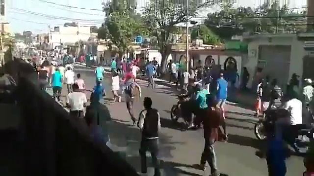 Situación en Santa Rita, Maracay 28jun. Video de @victoria1039fm смотреть онлайн