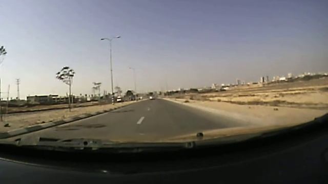 Испуганная лошадь на дороге. Юг Израиля. смотреть онлайн