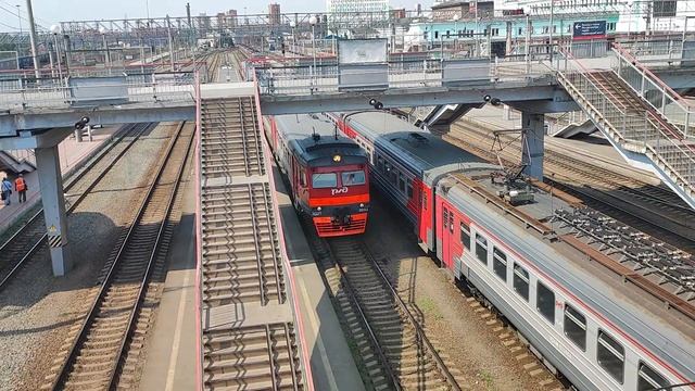 Электропоезд ЭД2Т-0053 прибывает на станцию Новосибирск-Главный смотреть онлайн