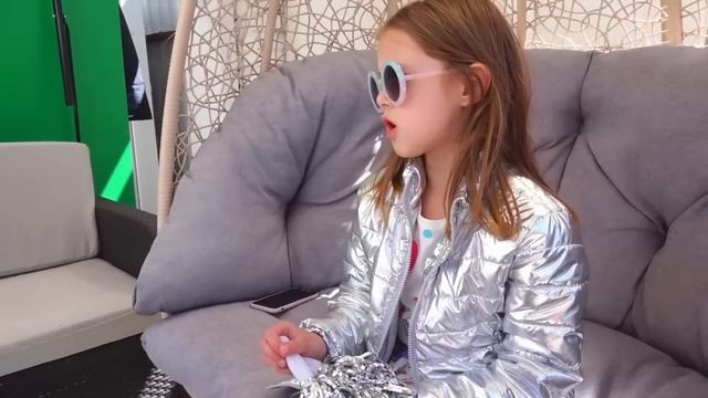 МИЛИОНЕР КОМАНДВА! Защо тийнейджърите не искат да вземат Роза в отбора на мажоретките? смотреть онлайн