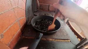 Один из способов жарить семечки подсолнуха