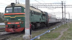 Тепловозы ДМ62-1852 и М62-1517 с пассажирскими вагонами