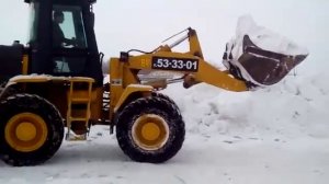 Уборка снега фронтальным погрузчиком Фотон в Барнауле