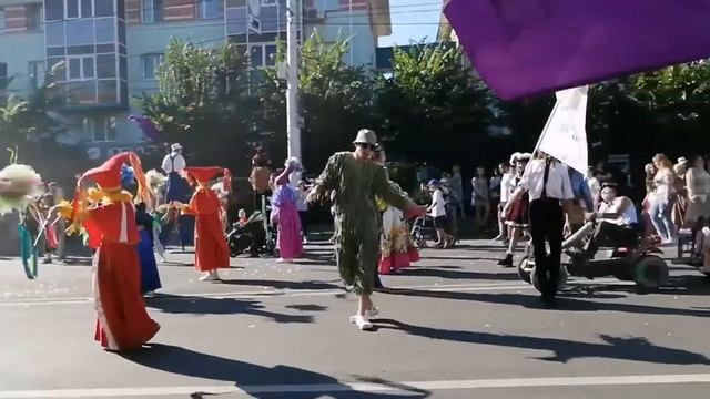 Маскарад, уличный театр, клоуны, актеры, костюмированный бал, гулянье.Каракуз. Альметьевск. смотреть онлайн