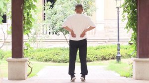 Упражнение укрепляющее поясницу,  показывает доктор Чжан Пэн. Традиционная китайская медицина.