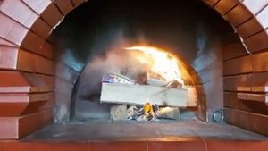 Хлопочу по хозяйству,топлю печь,жарю пирожки... (360p)