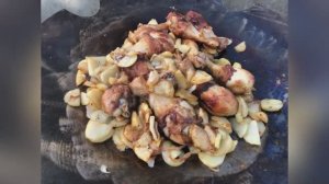Куриная голень с жаренным картофелем в садже.