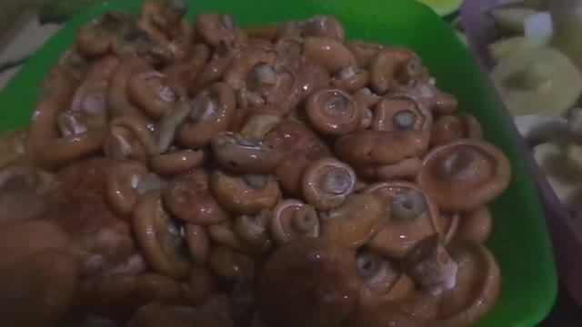 Простой и быстрый способ приготовления на зиму  очень вкусных маринованных грибов.