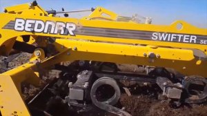 Культиватор Bednar Swifter SE 10 000 в паре с трактором John Deere 8335R на полях Вятки
