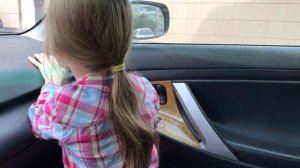 Первый раз играем с огнём. Зажигалка в руках ребёнка