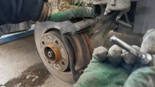 Замена передних тормозных  колодок на Лада Веста. замена колодок веста