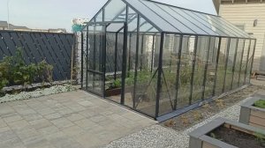 Теплица со стеклом БОТАНИК Стандарт 2,8х5,65м с низким полом внутри