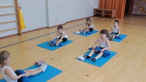 Играю в детский сад. Я - инструктор по физической культуре.