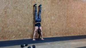 Касание одноименного плеча стоя на руках лицом к стене