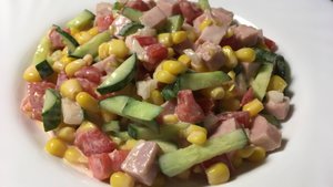 Салат с ветчиной и кукурузой