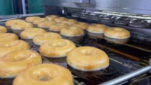 Как делают пончики How to make donuts