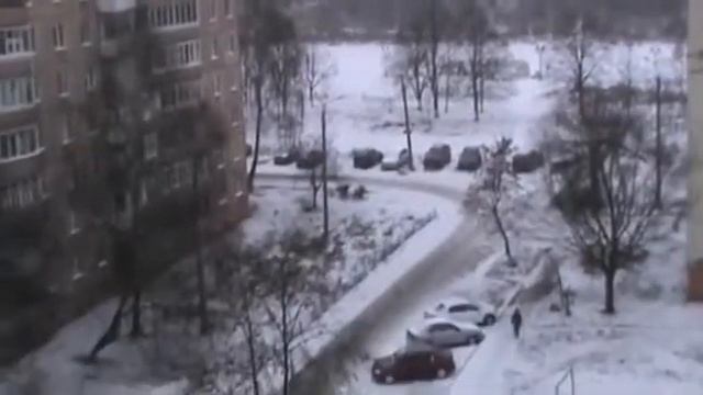 Я на балконе, насыпаю семечки в кормушку смотреть онлайн