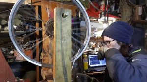 Правка мотоциклетного спицованного колеса, исправление "восьмерки" и "яйца"