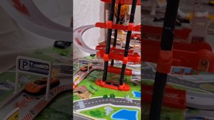 Машинки сьезжают по парковки