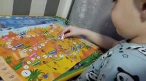 Играем с Денисом в игру "Ходилка-бродилка" ПОРВАЛИ ТАБА ЛАПКУ?