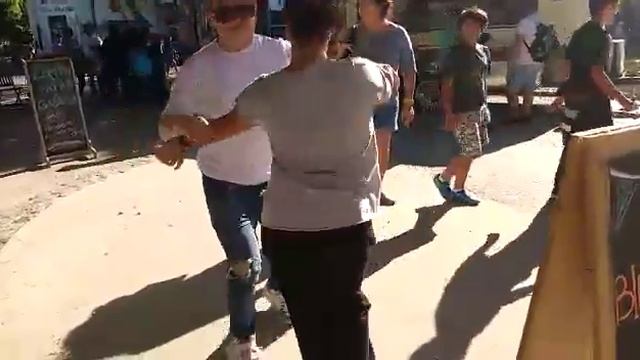 Adriano bailando salsa