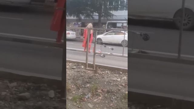 Блондинка в тележке из супермаркета спровоцировала пробку на дороге в Сочи.
 8 марта!