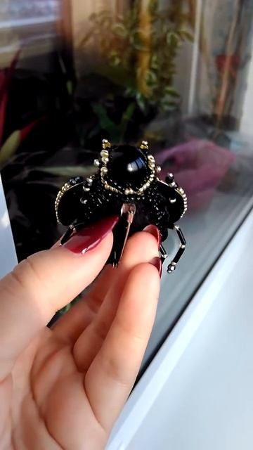 Брошь "Шмель" в технике микромакраме и вышивка. смотреть онлайн