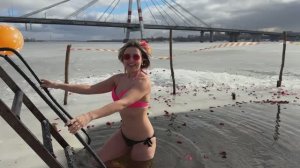 ПОБЕЖАЛИ НЫРЯТЬ В ПРОРУБЬ! 🇷🇺 Russian Winter swimming 🥶 4K