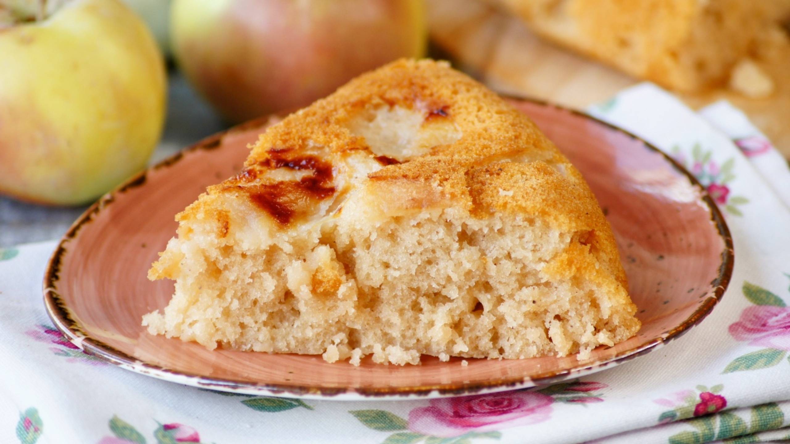 🍎 Постная шарлотка с яблоками в мультиварке – простой и вкусный рецепт!