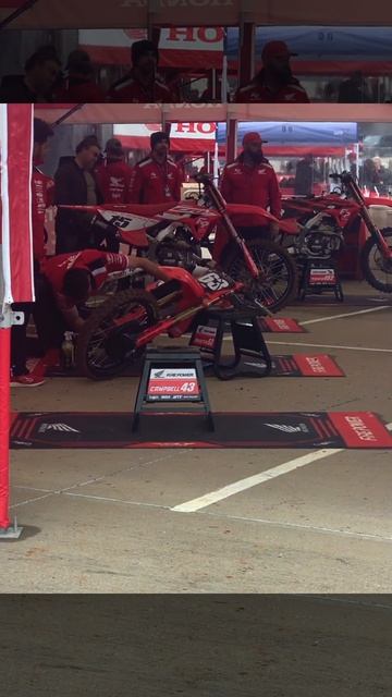 #63 MAX ANSTIE’S BIKE IS BEING WORKED ON IN THE SUPERCROSS PITS #shorts смотреть онлайн