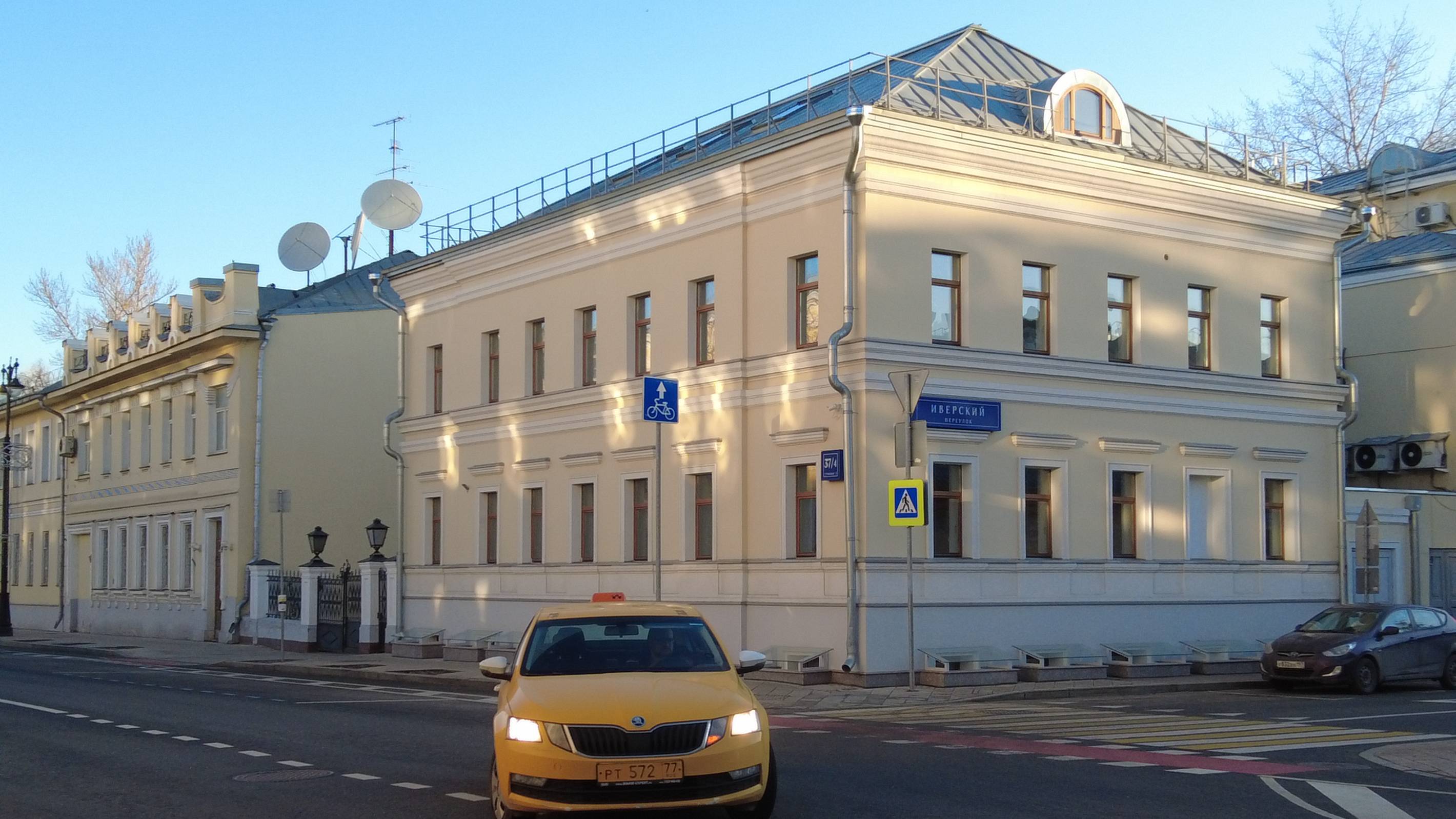 Реконструкция фасадов старинного здания в Москве, штукатурка, шпаклёвка, окраска, карнизы ППС16ф